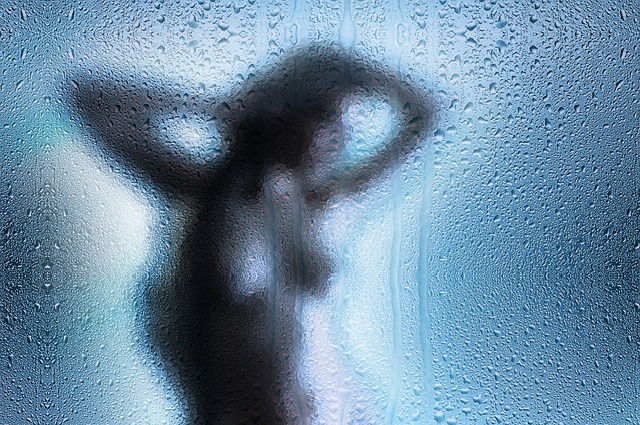 femme qui se masturbe sous la douche