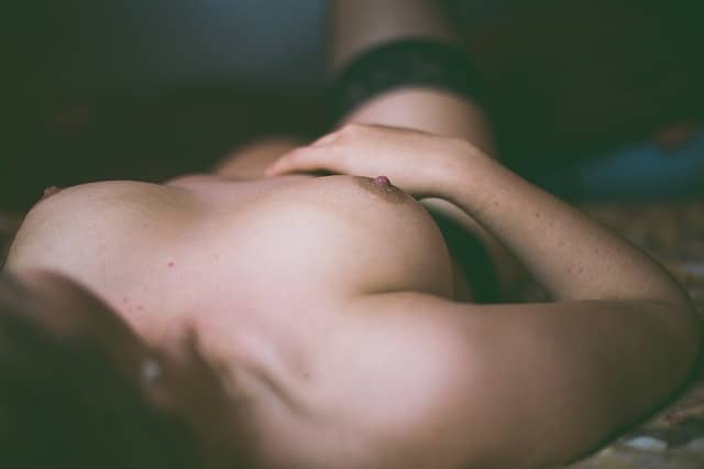 poitrine d'une femme nue