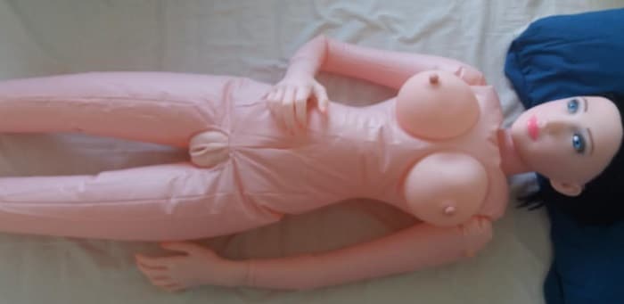 poupée sexuelle allongée